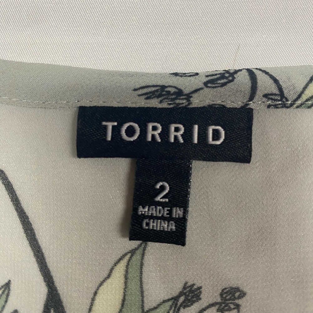 Torrid Gray Floral Print Sheer Women's Top Size 2 - Picture 3 of 4